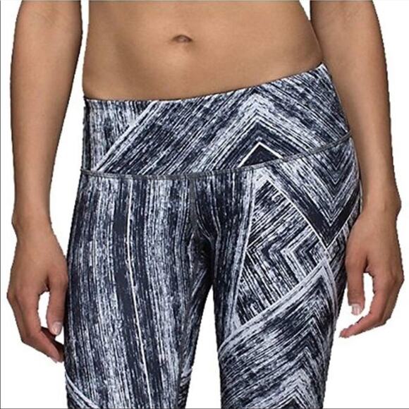 Lululemon wunder under crop black and white legging